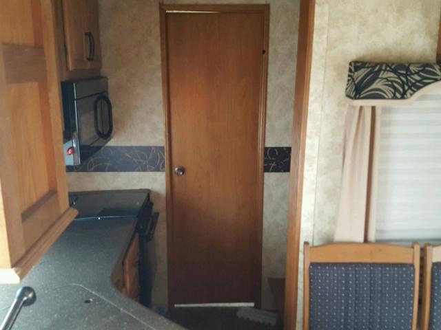 4YDF37527C4700709 - 2012 KEYSTONE MONTANA WHITE photo 6