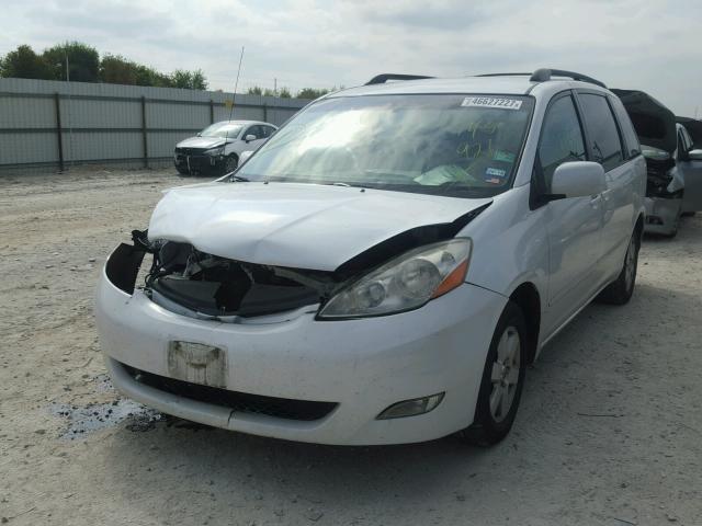 5TDZK22C38S145921 - 2008 TOYOTA SIENNA XLE WHITE photo 2