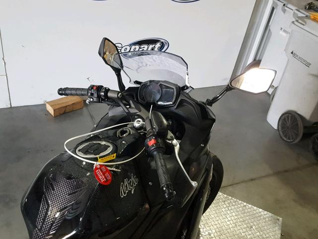 JKAEXEJ12HDA01626 - 2017 KAWASAKI EX650 J შავი ფოტო 5