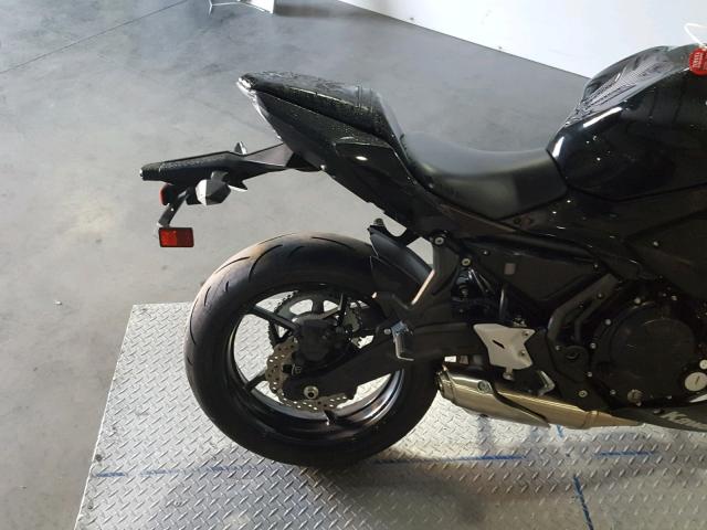 JKAEXEJ12HDA01626 - 2017 KAWASAKI EX650 J შავი ფოტო 6