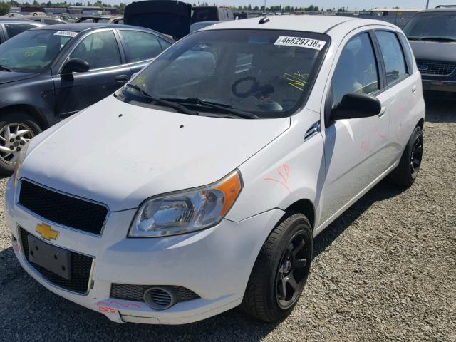 KL1TD6DE6AB098281 - 2010 CHEVROLET AVEO LS WHITE photo 2