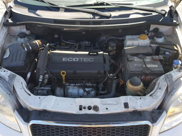 KL1TD6DE6AB098281 - 2010 CHEVROLET AVEO LS WHITE photo 7