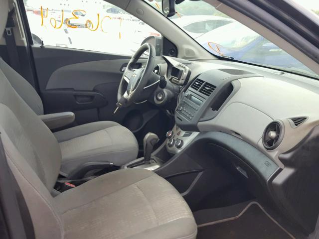 1G1JA5SHXD4203583 - 2013 CHEVROLET SONIC LS 黑色 照片 5