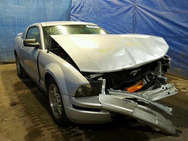 1ZVFT80N855128439 - 2005 FORD MUSTANG SILVER photo 1