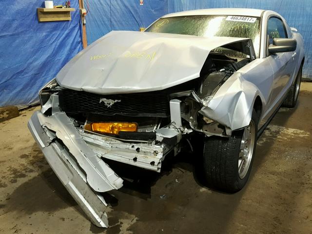 1ZVFT80N855128439 - 2005 FORD MUSTANG SILVER photo 2