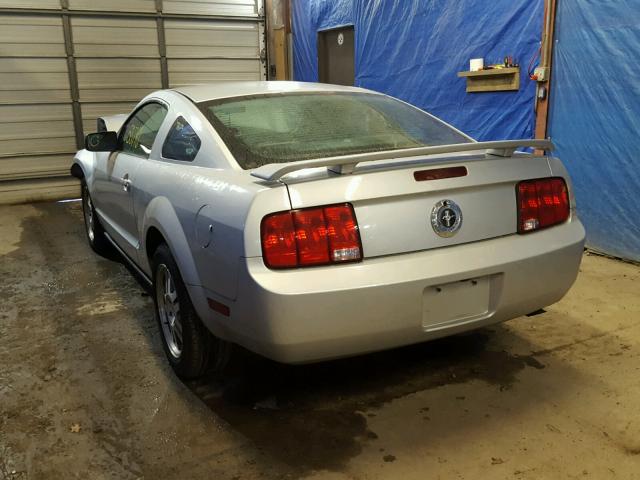 1ZVFT80N855128439 - 2005 FORD MUSTANG SILVER photo 3