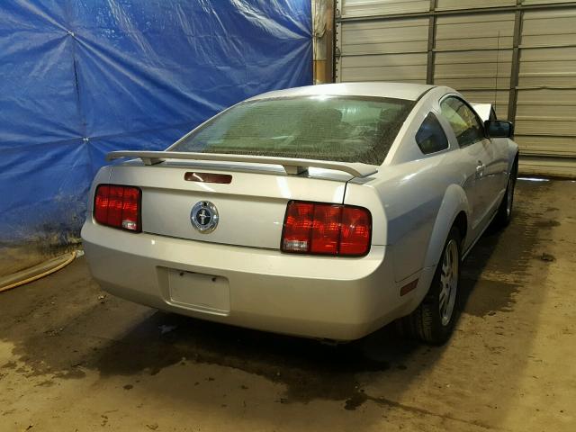 1ZVFT80N855128439 - 2005 FORD MUSTANG SILVER photo 4