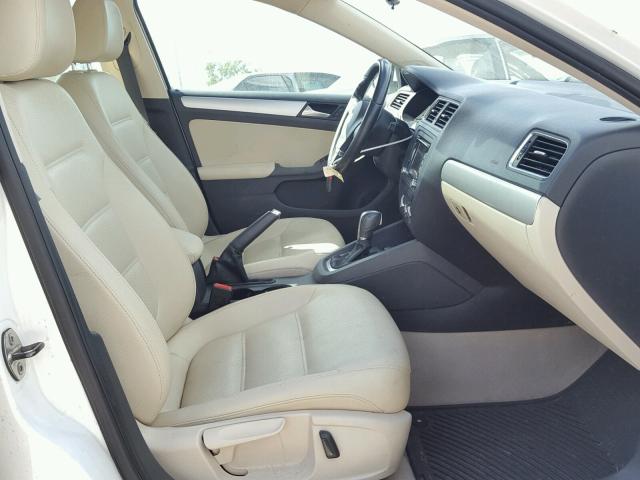 3VWD07AJ4EM362528 - 2014 VOLKSWAGEN JETTA SE 白色 照片 5