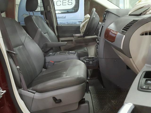 2A8HR54P68R730826 - 2008 CHRYSLER TOWN & COU BURGUNDY photo 5
