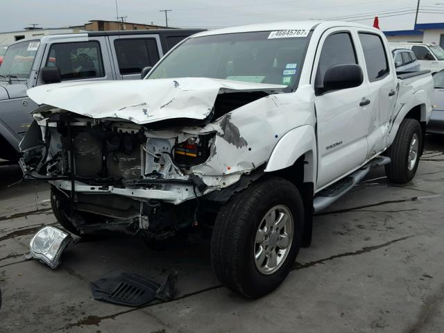 5TEJU4GN1AZ683622 - 2010 TOYOTA TACOMA DOU WHITE photo 2