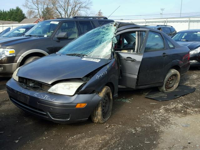 1FAFP34N05W298959 - 2005 FORD FOCUS ZX4 GRAY photo 2