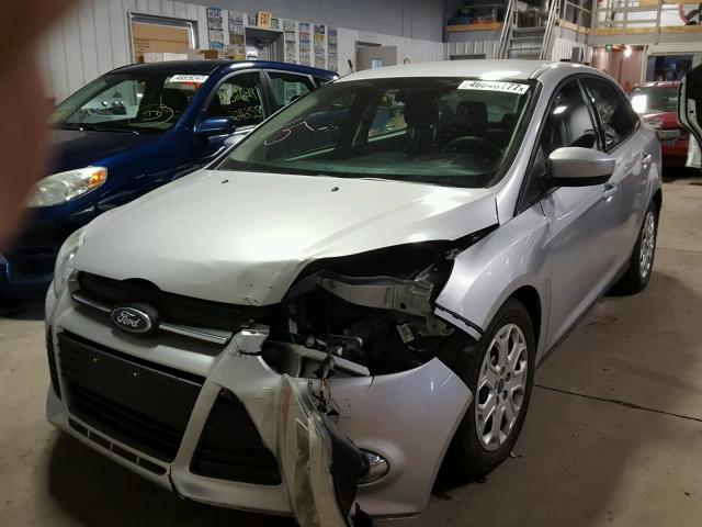 1FAHP3F21CL185614 - 2012 FORD FOCUS GRAY photo 2