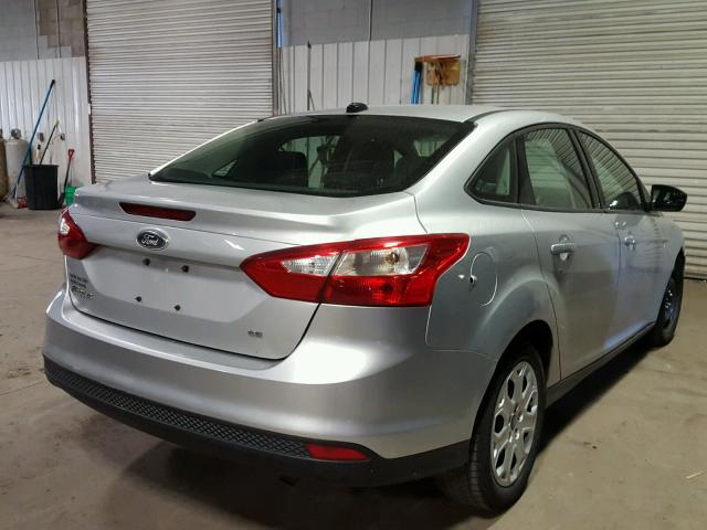 1FAHP3F21CL185614 - 2012 FORD FOCUS GRAY photo 4