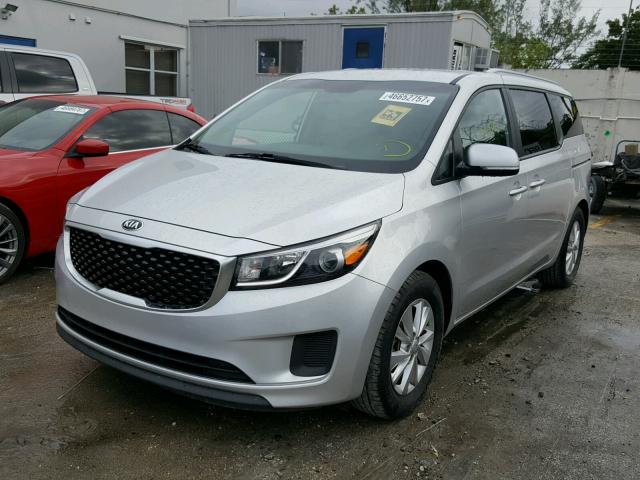 KNDMB5C12F6042138 - 2015 KIA SEDONA SILVER photo 2