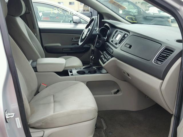 KNDMB5C12F6042138 - 2015 KIA SEDONA SILVER photo 5