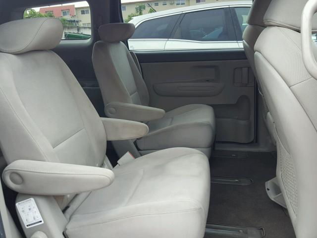 KNDMB5C12F6042138 - 2015 KIA SEDONA SILVER photo 6