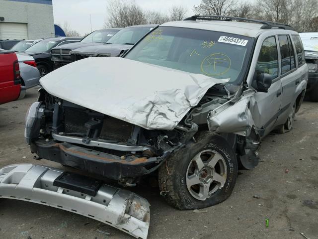 1GNDT13S052239949 - 2005 CHEVROLET TRAILBLAZE SILVER photo 2