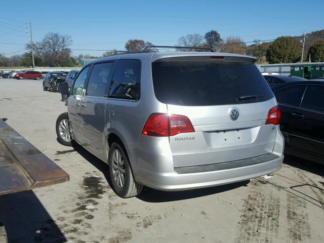 2C4RVABG2CR321296 - 2012 VOLKSWAGEN ROUTAN SE SILVER photo 3