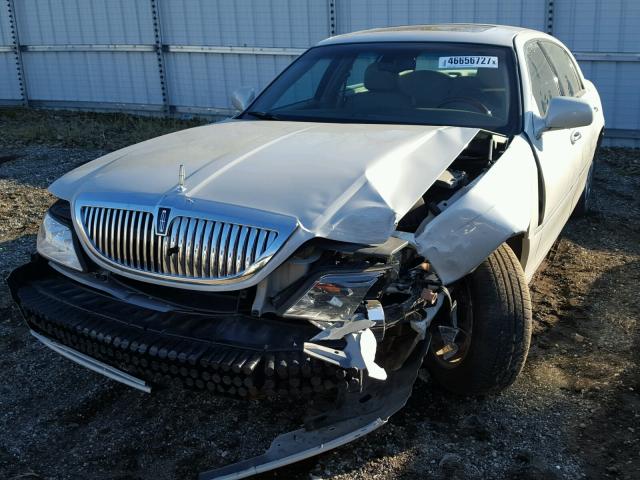 1LNHM82W45Y637825 - 2005 LINCOLN TOWN CAR S WHITE photo 2