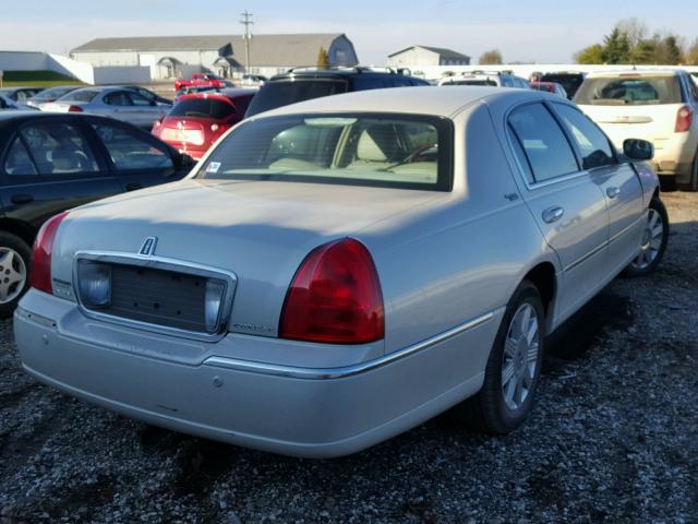 1LNHM82W45Y637825 - 2005 LINCOLN TOWN CAR S WHITE photo 4