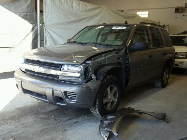 1GNDS13S962246614 - 2006 CHEVROLET TRAILBLAZE GRAY photo 2