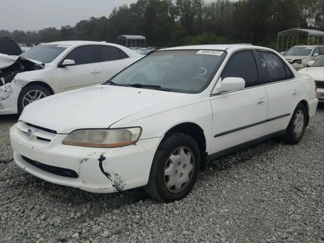 1HGCG5649WA157725 - 1998 HONDA ACCORD LX WHITE photo 2