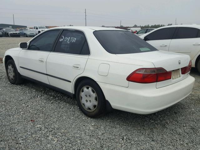 1HGCG5649WA157725 - 1998 HONDA ACCORD LX WHITE photo 3