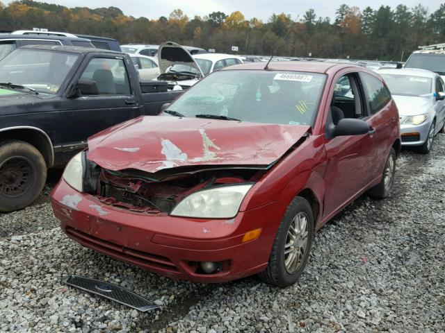 3FAFP31N95R152051 - 2005 FORD FOCUS ZX3 RED photo 2