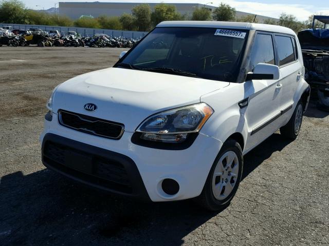 KNDJT2A59D7486760 - 2013 KIA SOUL WHITE photo 2