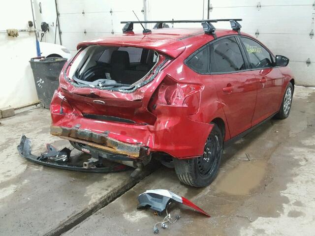 1FAHP3K2XCL129046 - 2012 FORD FOCUS SE RED photo 4