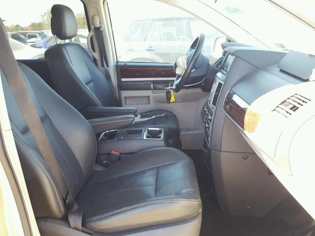 2A4RR8DX9AR415872 - 2010 CHRYSLER TOWN & COU GOLD photo 5