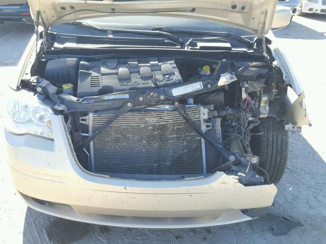 2A4RR8DX9AR415872 - 2010 CHRYSLER TOWN & COU GOLD photo 9
