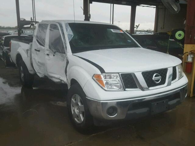 1N6AD07U66C401428 - 2006 NISSAN FRONTIER C WHITE photo 1