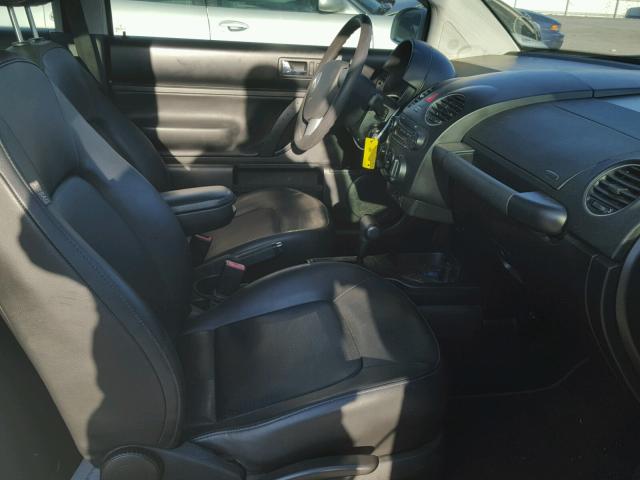 3VWPW3AG6AM007637 - 2010 VOLKSWAGEN NEW BEETLE 白色 照片 5