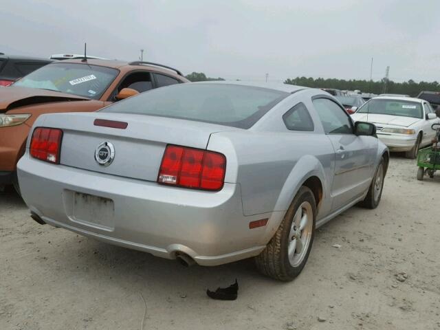 1ZVFT82H675318007 - 2007 FORD MUSTANG GT SILVER photo 4