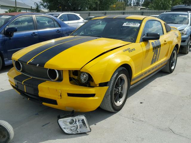 1ZVFT80N355174390 - 2005 FORD MUSTANG YELLOW photo 2