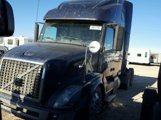 4V4NC9GH36N429033 - 2006 VOLVO VN BLUE photo 2