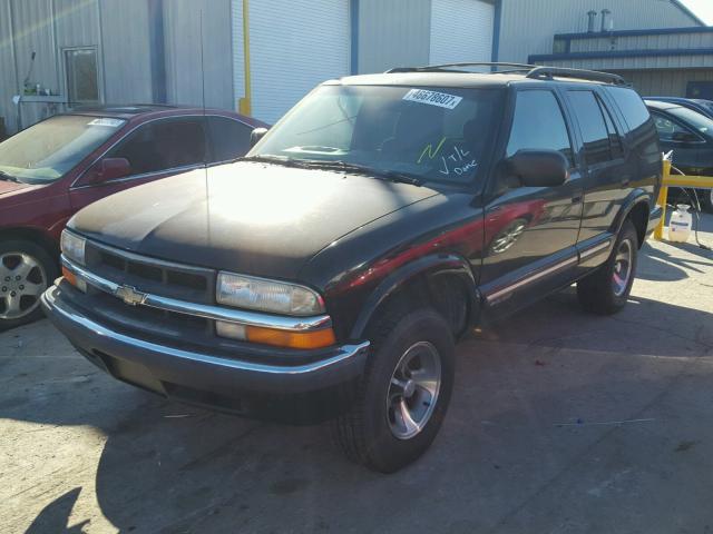 1GNCS13W11K172452 - 2001 CHEVROLET BLAZER BLACK photo 2