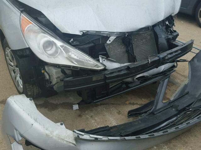 5NPEB4AC4CH375526 - 2012 HYUNDAI SONATA GLS SILVER photo 9