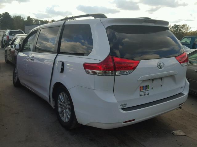 5TDYK3DC6DS327427 - 2013 TOYOTA SIENNA XLE WHITE photo 3