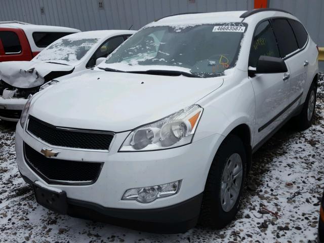 1GNLVEED2AS135629 - 2010 CHEVROLET TRAVERSE L WHITE photo 2