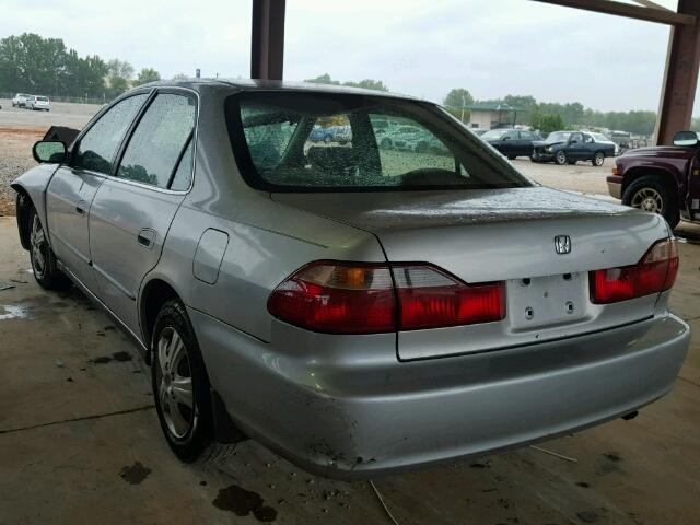 1HGCG5543WA204426 - 1998 HONDA ACCORD LX SILVER photo 3