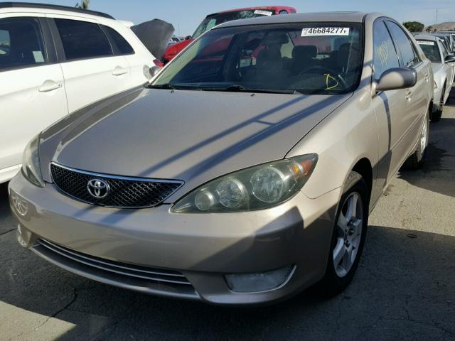 4T1BE32K25U390265 - 2005 TOYOTA CAMRY LE 金色 照片 2