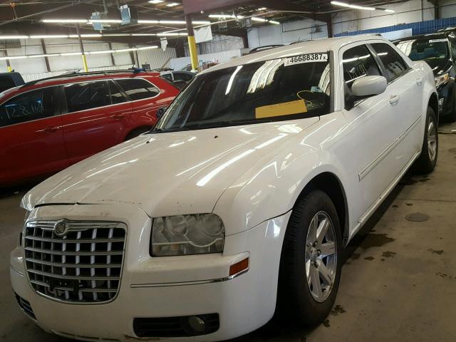 2C3KA53G77H803409 - 2007 CHRYSLER 300 TOURIN WHITE photo 2