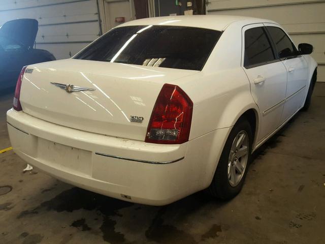 2C3KA53G77H803409 - 2007 CHRYSLER 300 TOURIN WHITE photo 4