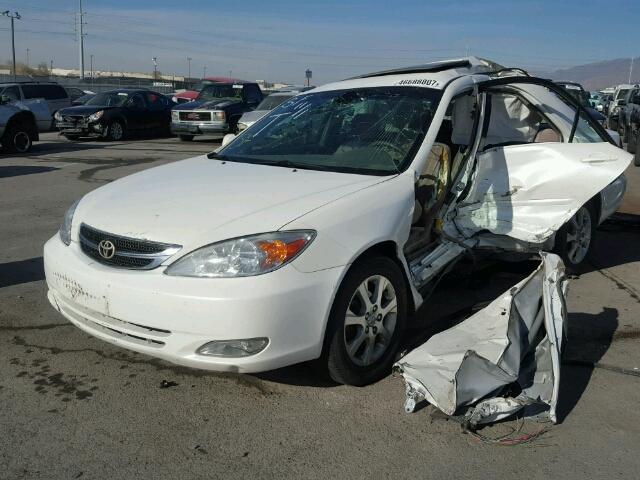 JTDBE30K540275043 - 2004 TOYOTA CAMRY LE WHITE photo 2