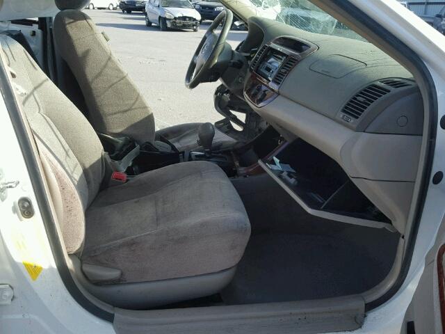 JTDBE30K540275043 - 2004 TOYOTA CAMRY LE თეთრი ფოტო 5