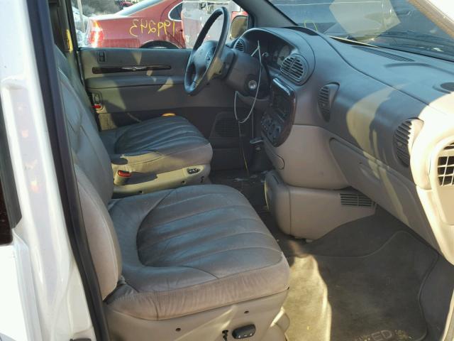 1C4GT64L7XB520661 - 1999 CHRYSLER TOWN & COU WHITE photo 5