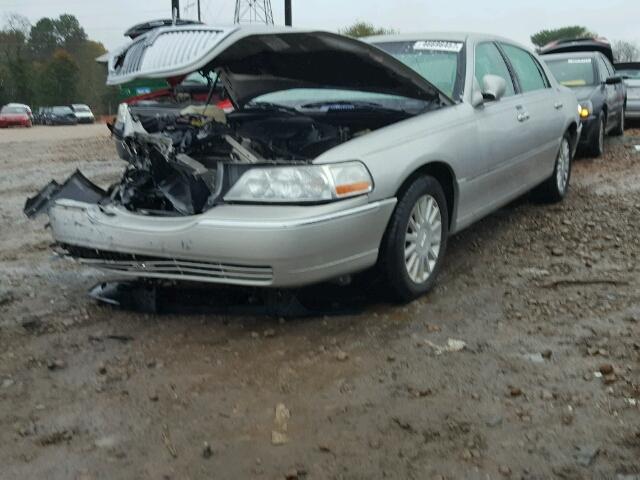 1LNHM82W75Y630111 - 2005 LINCOLN TOWN CAR S SILVER photo 2