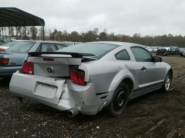 1ZVFT80N655121280 - 2005 FORD MUSTANG SILVER photo 4